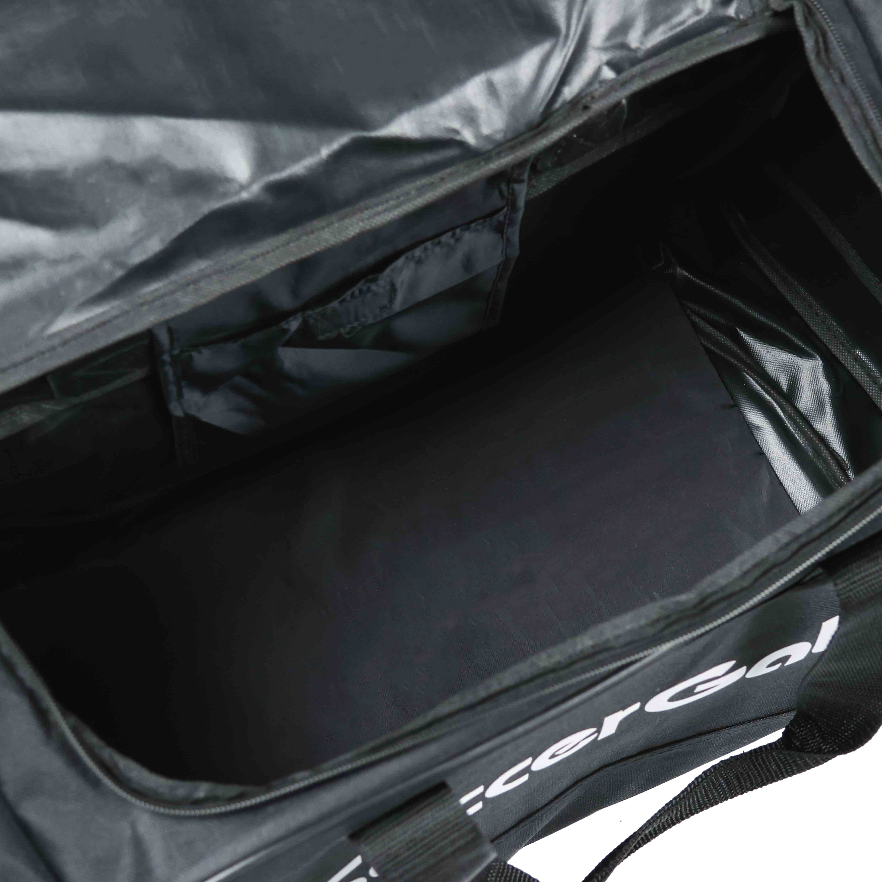 กระเป๋าเดินทาง SoccerGate สีดำ